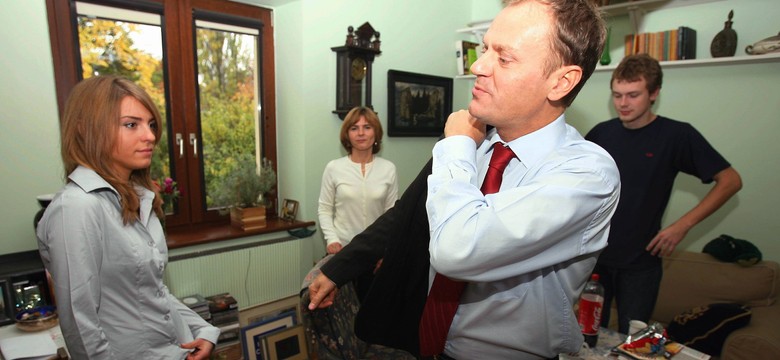 Ślady po kulach, "zimą ciągnie od piwnicy"... Jak mieszka Donald Tusk? GALERIA
