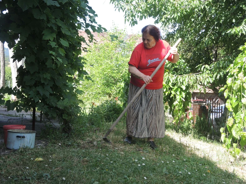 Milena radi na domaćinstvu uprkos bolestima koje je muče