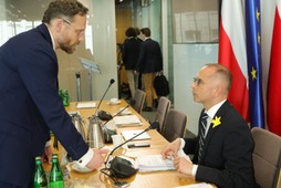 Poseł PiS Zbigniew Bogucki i przewodniczący komisji, poseł KO Michał Szczerba na posiedzeniu sejmowej komisji śledczej ds. afery wizowej. 19.04.2024 r.