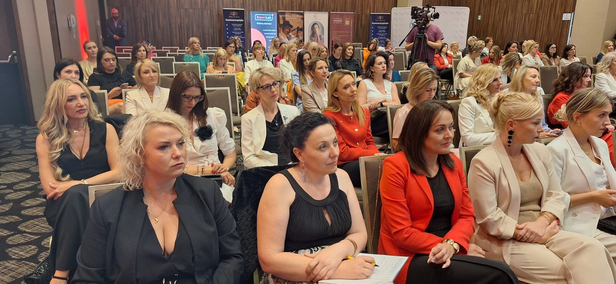 Kobiety siedzące w sali