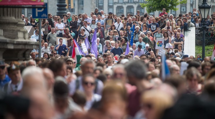 A Corvinus Egyetemtől indult a menet az Akadémia épületéhez / Fotó: MTI Balogh Zoltán