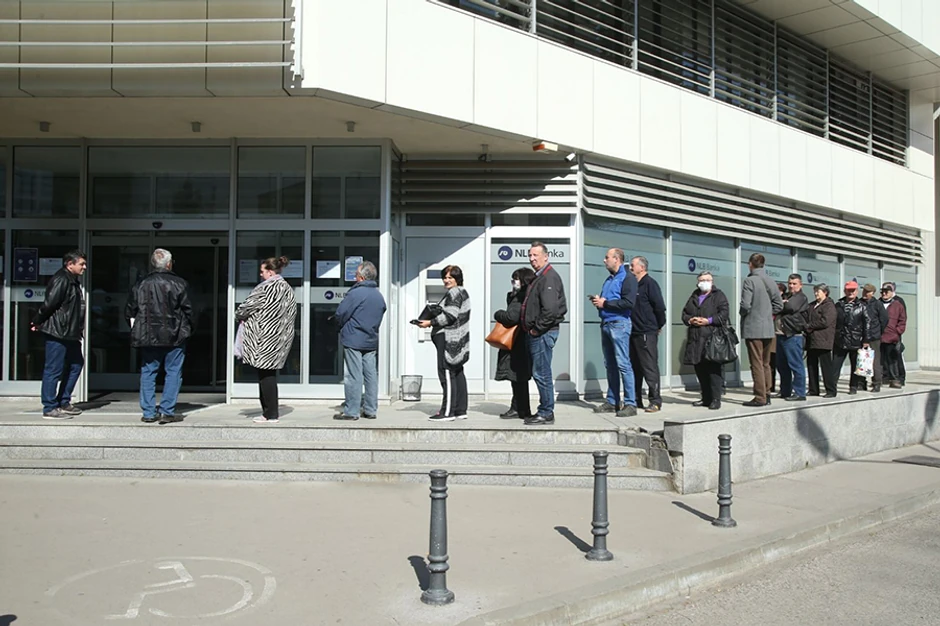 Ispred banaka redovi, građani se pridržavaju razmaka od jednog metra
