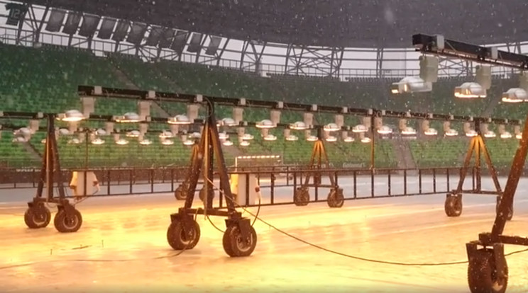 A Fradi új stadionjában
a gyepet még „napoztatógéppel” is védik