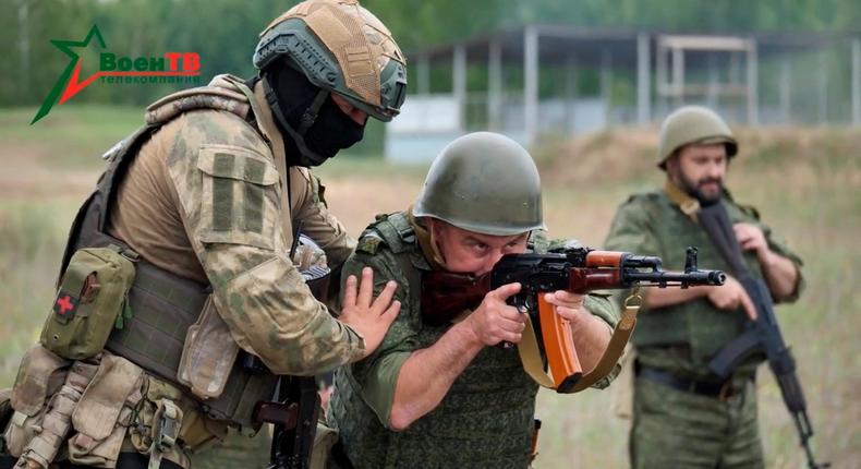 Un combattant du groupe mercenaire russe Wagner s'entraîne avec des soldats biélorusses sur un champ de tir près de la ville d'Osipovichi, en Biélorussie, le 14 juillet 2023.Voen Tv/Ministère de la Défense biélorusse/Handout via REUTERS