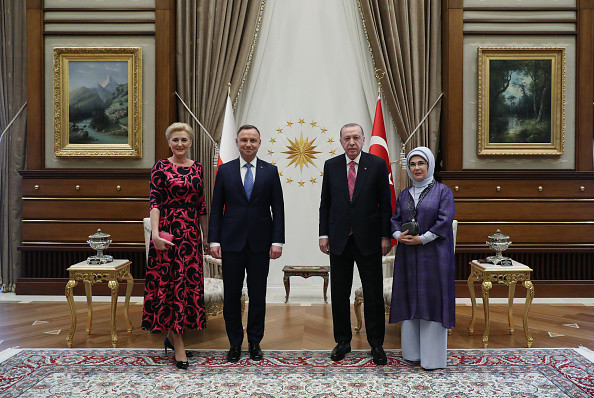 Prezydent Turcji Recep Tayyip Erdogan i jego żona Emine Erdogan oraz prezydent Polski Andrzej Duda wraz z żoną Agatą Kornhauser-Dudą