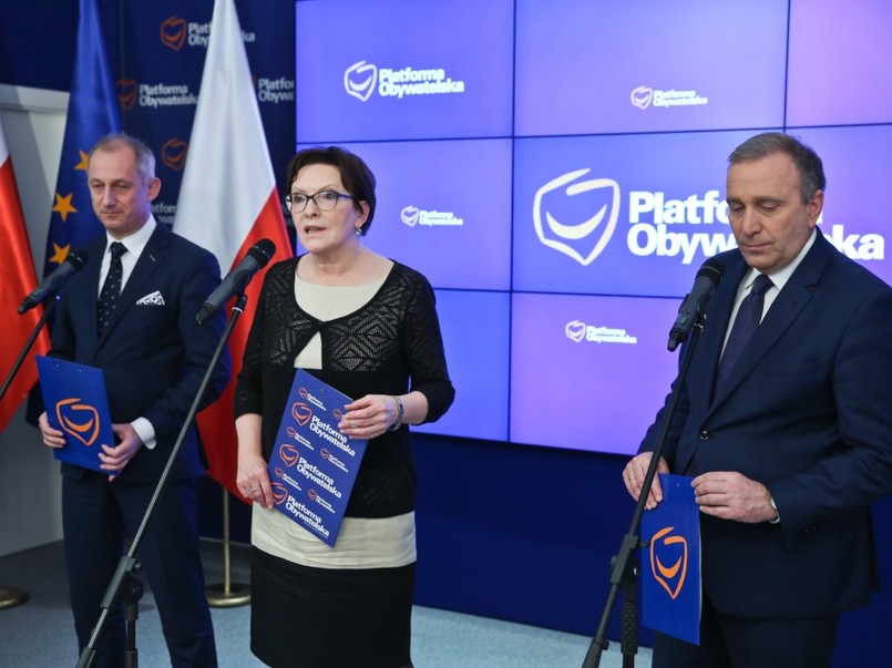 Była pani premier brała ostatnio udział w konferencji prasowej. Wystąpiła na niej w mało wiosennej, ale dość korzystnej dla sylwetki stylizacji, która niestety...