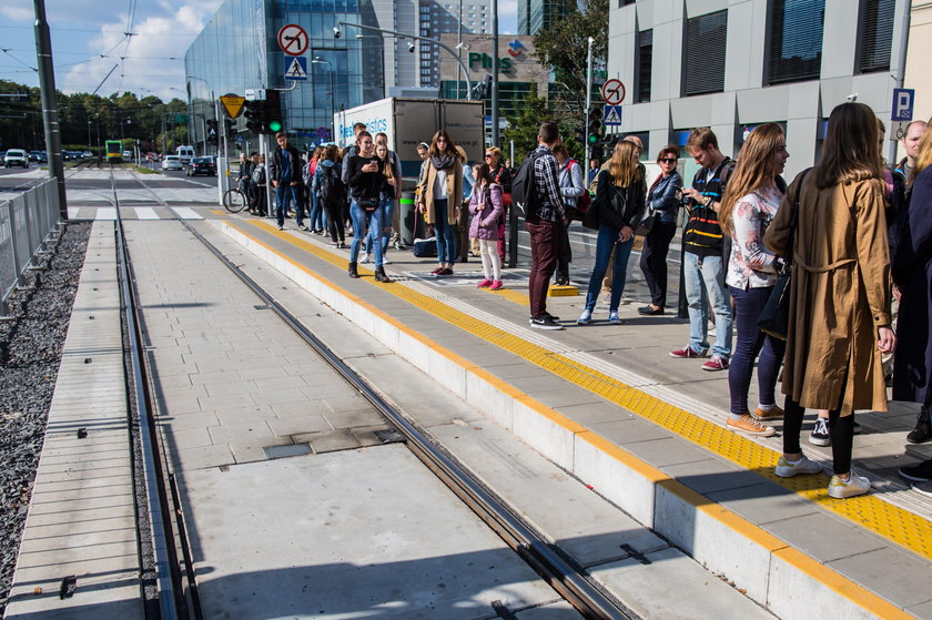 Zrobili  kostkę chodnikową na torowisku tramwajowym