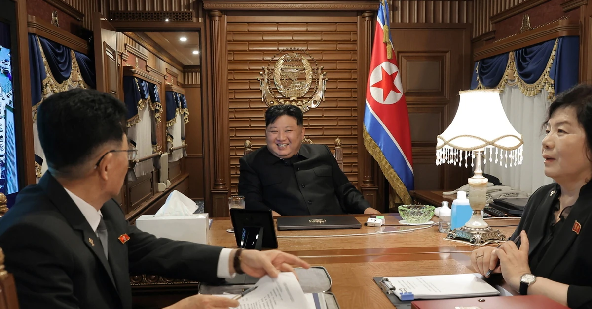 Ким Чен Ын в бронепоезде едет встречать Путина. Он пересек границу с Китаем