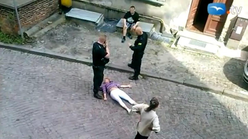Brutalna interwencja policji wobec ciężarnej kobiety