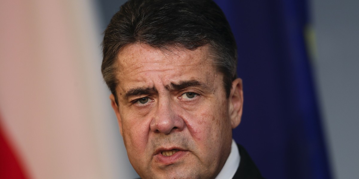 Sigmar Gabriel pełnił funkcję wicekanclerza w gabinecie Angeli Merkel w latach 2013–2018, a od 2017 do 2018 był ministrem spraw zagranicznych.