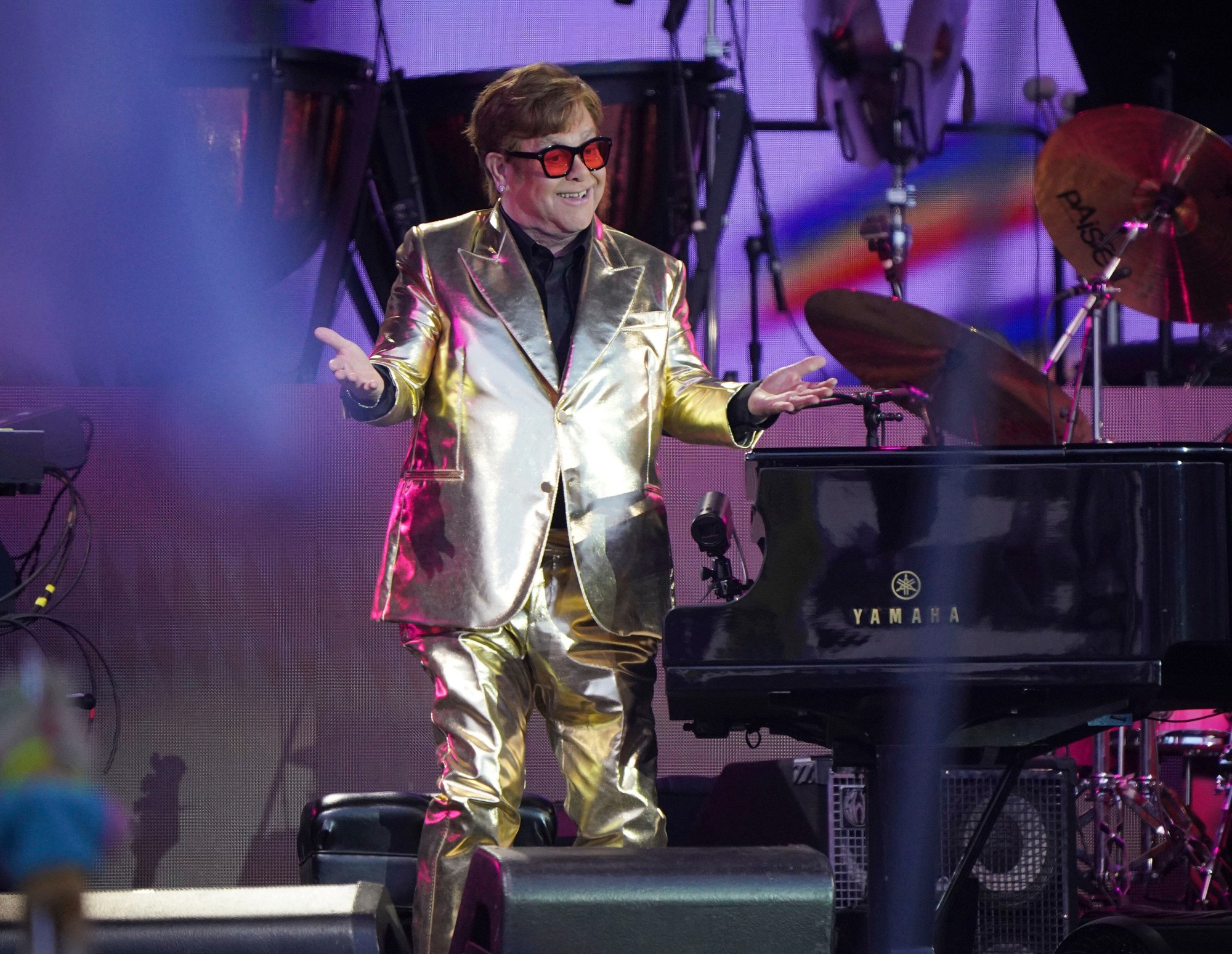 Elton John uzatvoril festival Glastonbury svojím posledným koncertom v Británii.