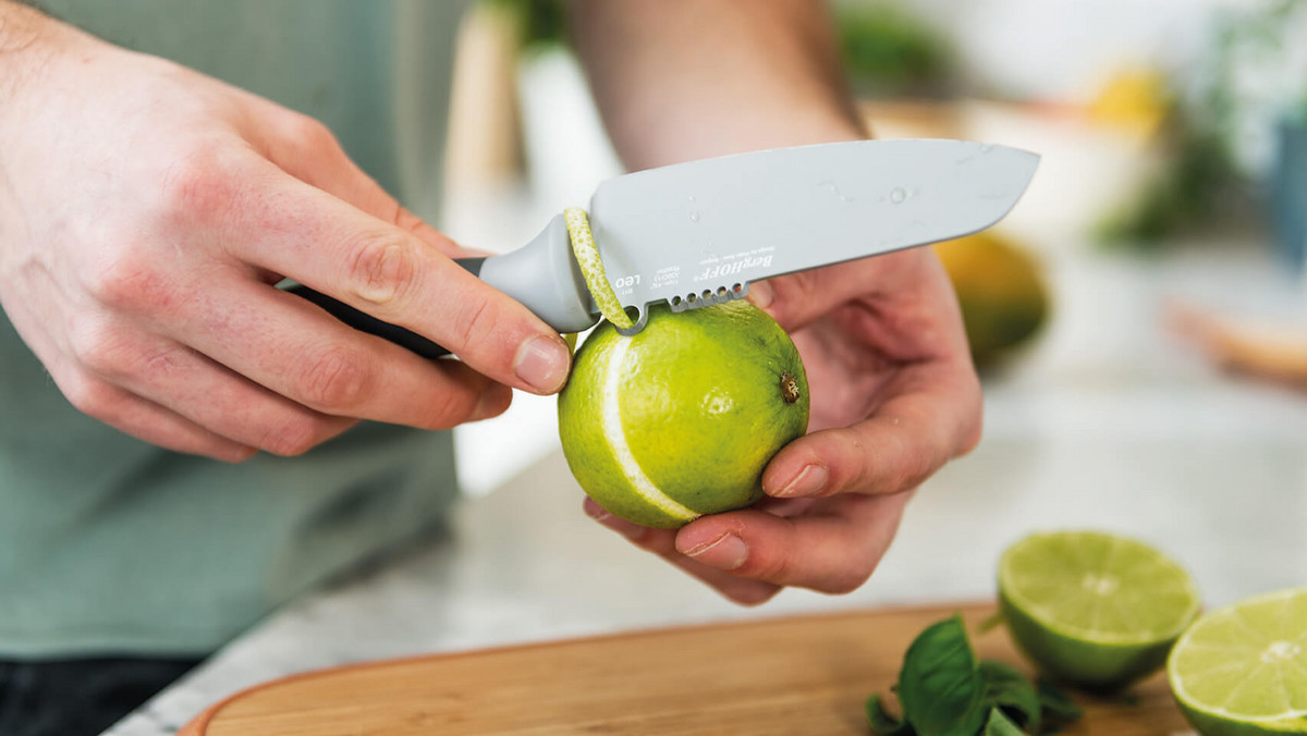 Nóż z zesterem jest idealny do obróbki cytrusów. Tani i funkcjonalny