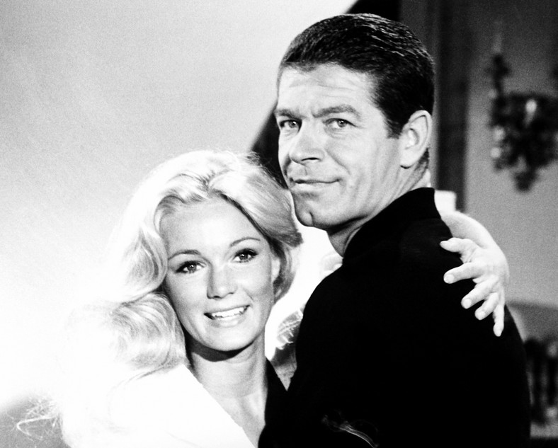 Yvette Mimieux i Stephen Boyd w filmie "The Caper of the Golden Bulls" z 1967 r.