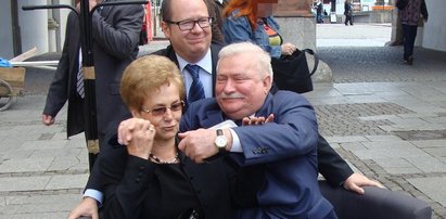 Wałęsa tuli żonę i tablet! Na ulicy!