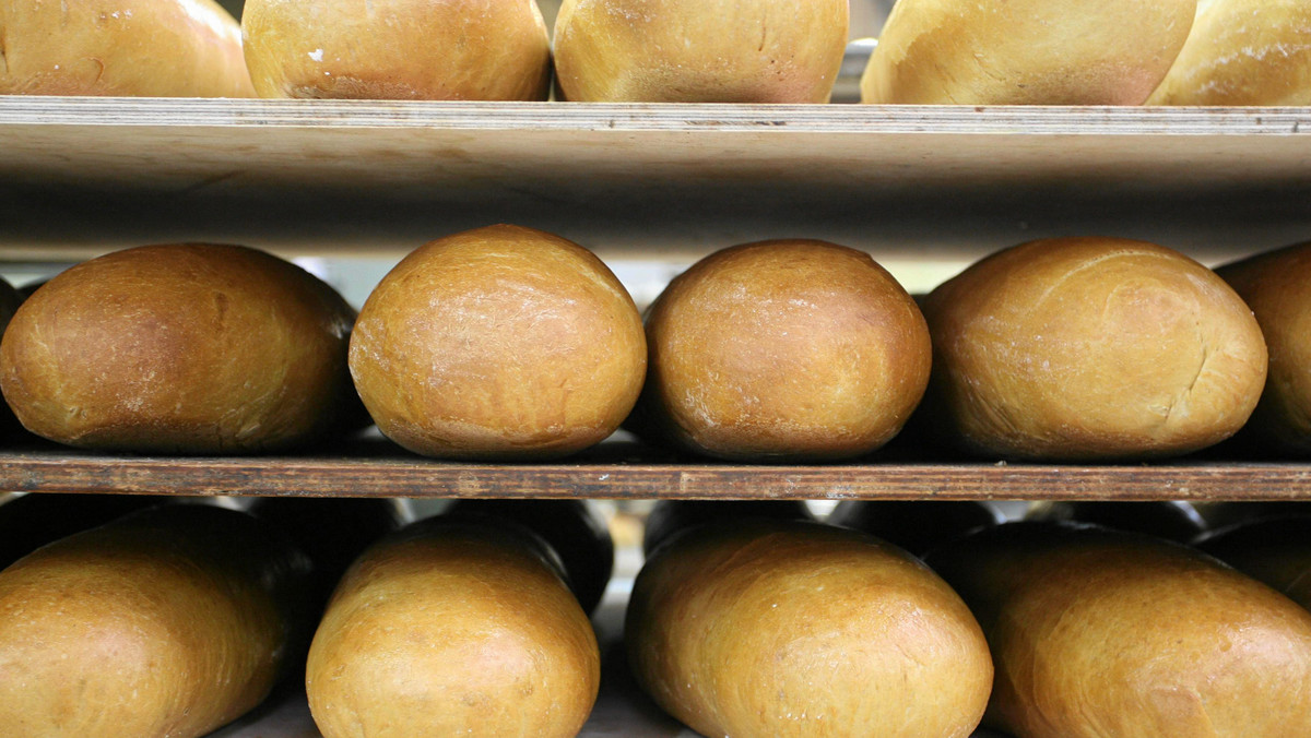 Pracownik sklepu Sainsbury kupił chleb w konkurencyjnym markecie i zapełnił nim sklepowe półki. Nieświadomi klienci kupowali ten sam produkt o prawie 50 pensów drożej.