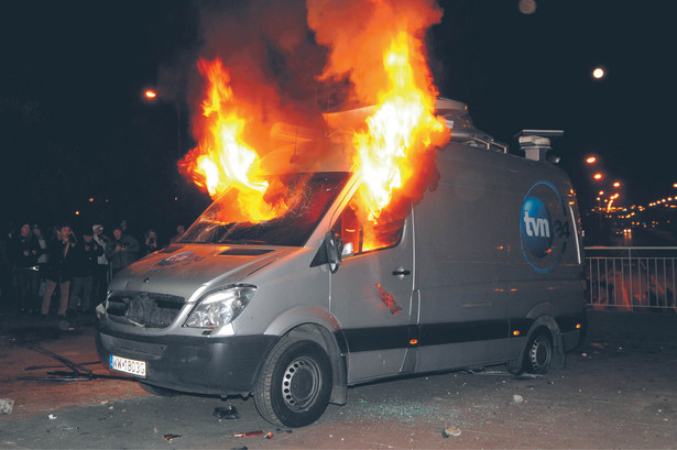 Uczestnicy Marszu Niepodległości w 2011 r. podpalili samochód TVN
