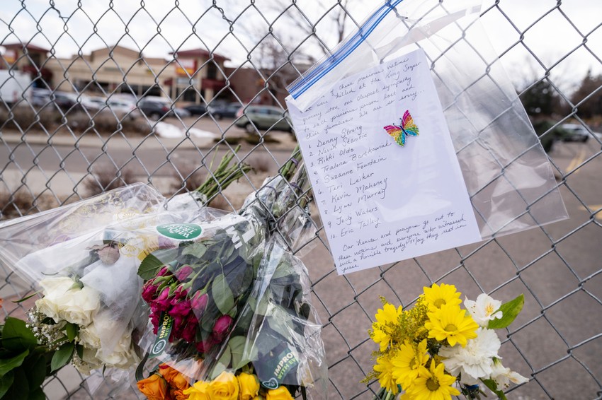 Cveće za žrtve masakra u Bolderu