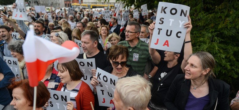 "Niech państwo stanie: wyłączmy rząd!". Goście "Woronicza 17" o finansowaniu "trzeciego sektora"