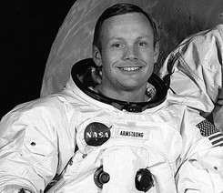 'Księżyc opłakuje ziemskiego syna'. Nie żyje Neil Armstrong