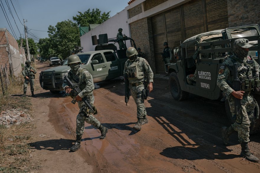 Meksykańscy wojskowi podczas akcji przeciwko kartelom narkotykowym w Culiacan w stanie Sinaloa, październik 2024 r.