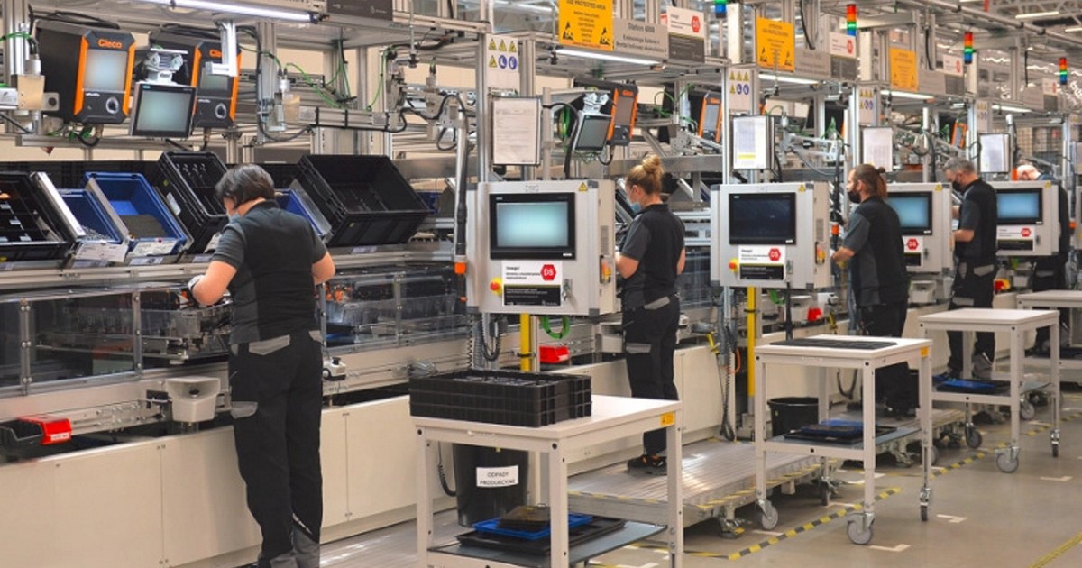 Ofiary wojny o chipy. Kolejny gigant wstrzymuje produkcję