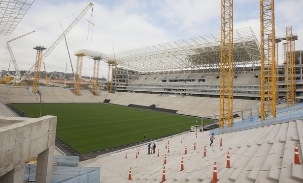 Złamany dźwig zniszczył dach stadionu w Sao Paolo. Są zabici