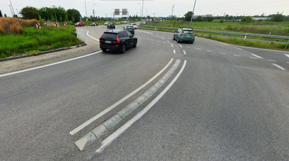 Cestné obruníky oddeľujúce jazdné pruhy na výjazde z R7 na Slovnaftskú ulicu v Bratislave.
