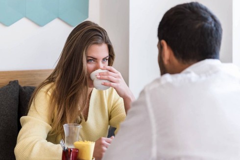 Mit 21 ungewöhnlichen Fragen können Sie Ihr Gegenüber beim ersten Date besser kennenlernen und unangenehmes Schweigen verhindern.