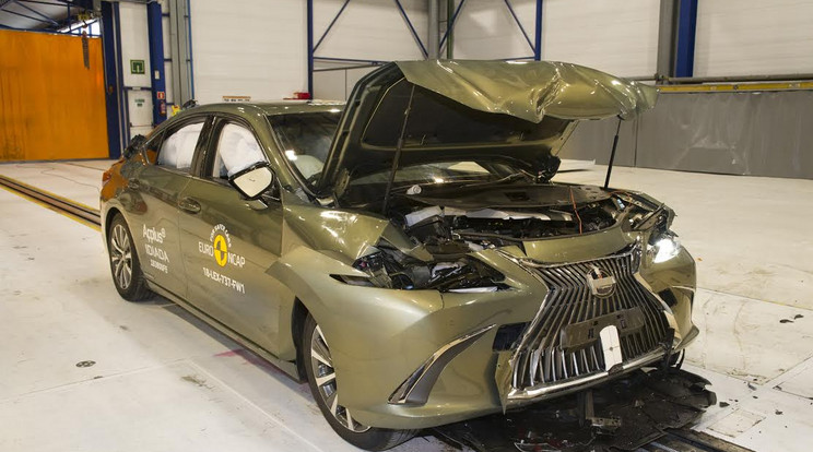 Frontális ütközésteszten a Lexus 50 km/órás sebességgel csapódik a falnak - utána így néz ki az ES