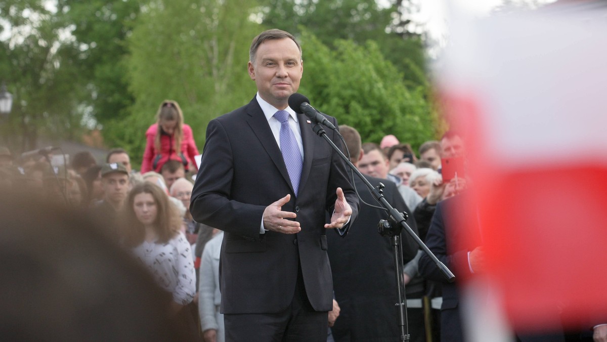 Prezydent Andrzej Duda prosił wczoraj podczas wizyty w Krośnie Odrzańskim (Lubuskie) o wspominanie w roku 100-lecia niepodległości swoich przodków, którzy przyczynili się do wyzwolenia Polski spod zaborów i działali na rzecz budowania silnego państwa.