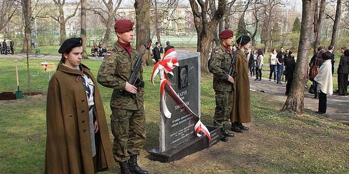 Zniszczono tablicę upamiętniającą ofiary katastrofy