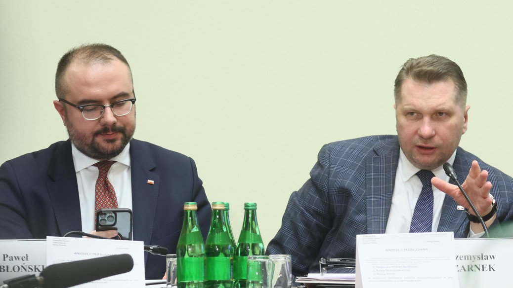 Posłowie PiS Przemysław Czarnek (P) i Paweł Jabłoński (L) podczas posiedzenia sejmowej komisji śledczej