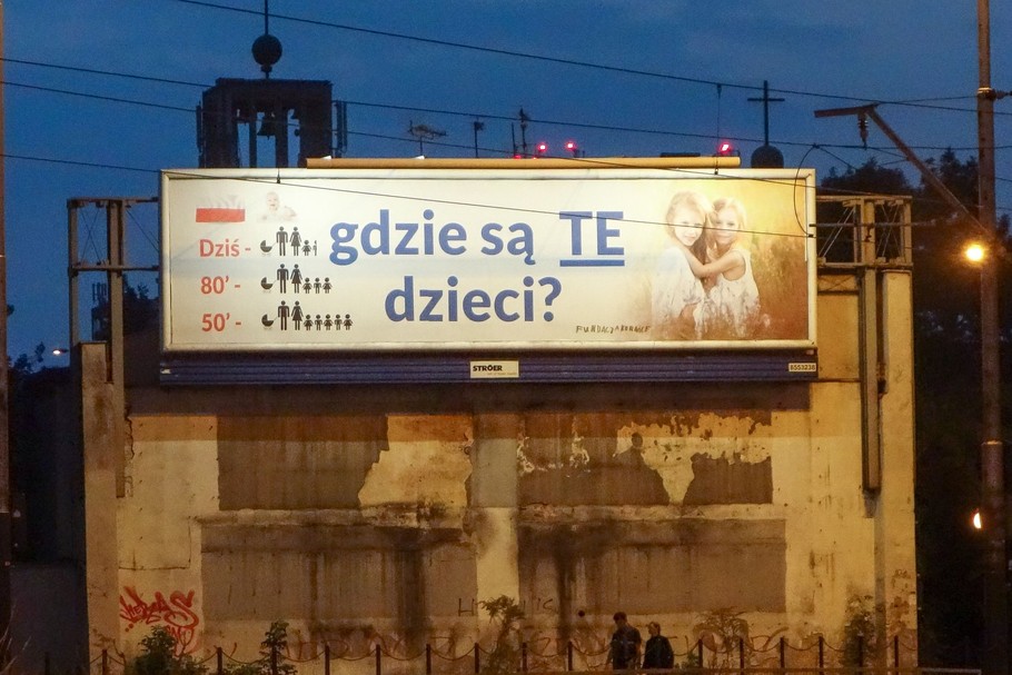 Fundacja Kornice ze swoją chrześcijańską indoktrynacja dotarła nie tylko do typowych „użytkowników” billboardów. Zwracać na nią uwagę zaczęły osoby, którą wcześniej jej nie dostrzegały. Fundacja Kłoska ze swoim przekazem dotarła też do osób mieszkających w miejscowościach, gdzie billboardów nie było (poza dużymi miastami) albo takich, które nie poruszają się po głównych ulicach i nie miały szans jej wcześniej zobaczyć.