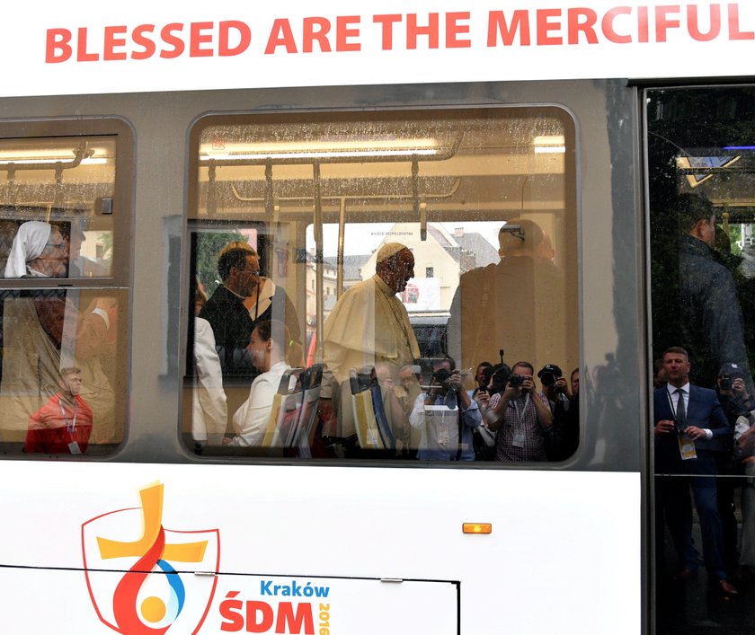 Siostra Chmielewska z synem w tramwaju z papieżem