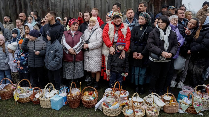 Vernici prisustvuju ceremoniji blagosiljanja uskršnjih kolača posle službe u Kijevu, glavnom gradu Ukrajine | Foto: REUTERS/Gleb Garanich