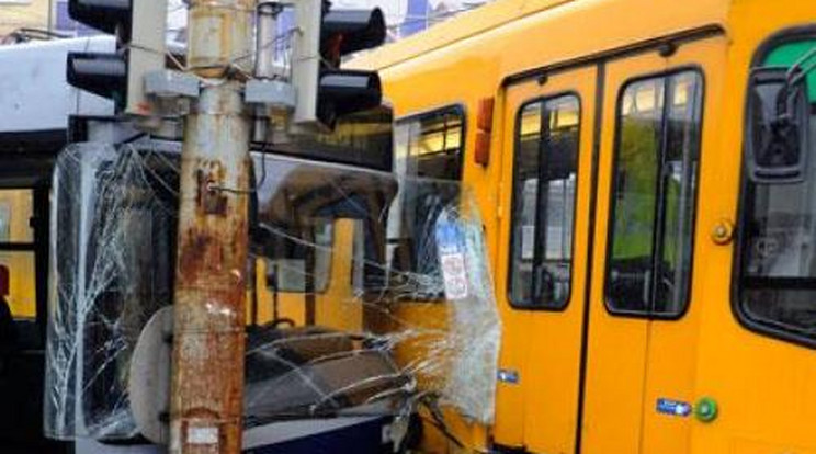 Brutális baleset! Busz és villamos ütközött össze Budapesten! - Fotók!