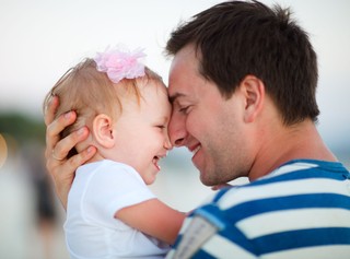 Boom na urlopy rodzicielskie. Kilkakrotnie więcej ojców decyduje się na opiekę nad dzieckiem