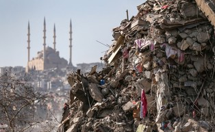 Trzęsienie ziemi w Turcji i Syrii: liczba ofiar zbliża się do 46,5 tys.