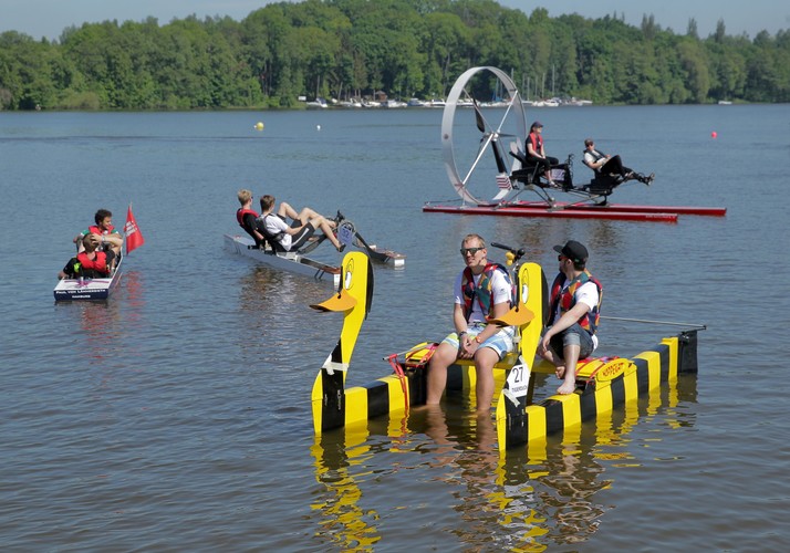 Regatach łodzi napędzanych siłą ludzkich mięśni International Waterbike Regatta 2017, na jeziorze Jeziorak, <br><br> fot. (sj) PAP/Tomasz Waszczuk