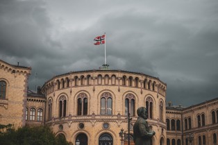 Gmach norweskiego parlamentu znowu otwarty. Alarm? Fałszywy