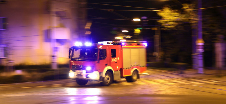 Strażacy ugasili płonące auto na parkingu w Koszalinie. W środku znaleźli zwłoki
