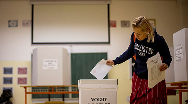 Egy nő voksol egy pozsonyi szavazóhelyiségben 2023. szeptember 30-án, a szlovák parlamenti választások napján/Fotó: MTI/EPA/Martin Divisek