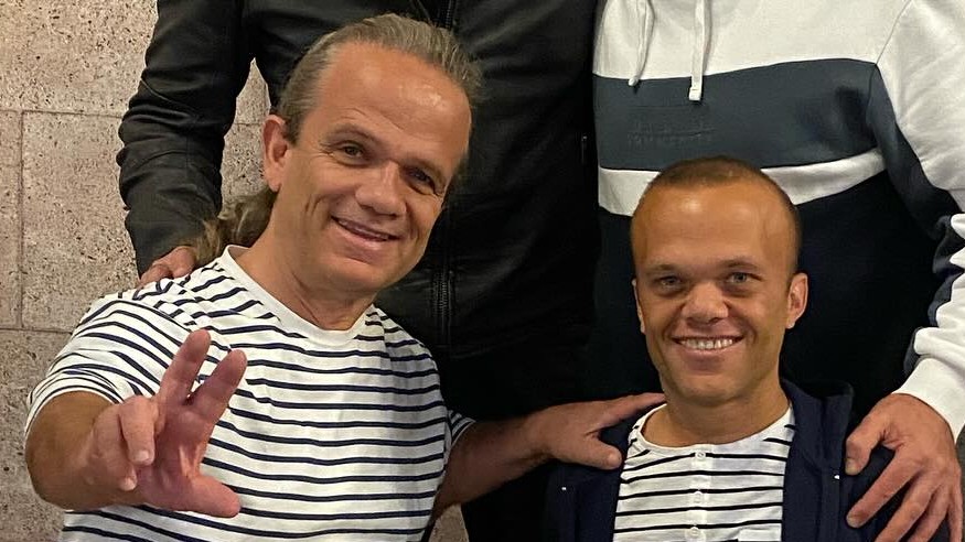 Francúzsky herec Anthony Laborde (vpravo) sa po svete preslávil vďaka šou Pevnosť Boyard.
