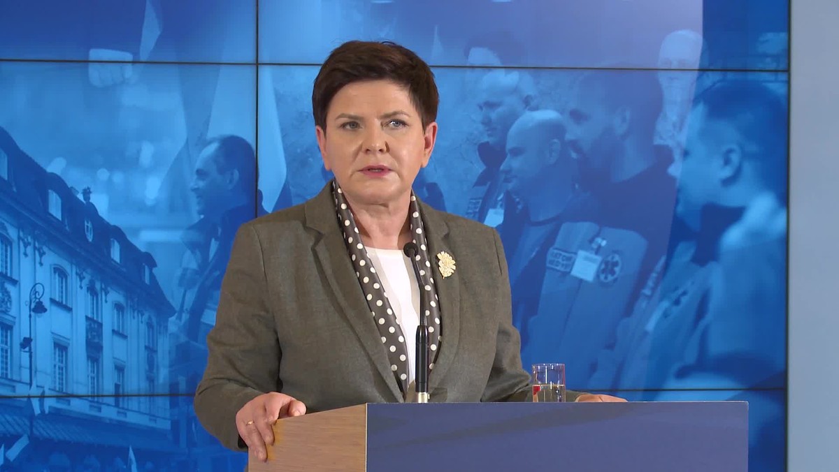 - Premier Beata Szydło normalnie już pracuje, jutro poprowadzi obrady Rady Ministrów - poinformował dzisiaj rzecznik rządu Rafał Bochenek. Dodał, że szefowa rządu spotka się z dziennikarzami na konferencji prasowej po posiedzeniu rządu.