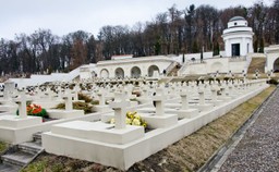 Lwy na Cmentarzu Orląt odsłonięte. Morawiecki: To symboliczna wiadomość dla wrogów Polski i Ukrainy