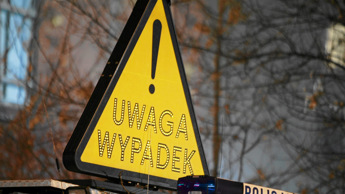 Trzy osoby zginęły, a dwie zostały ranne w wypadku, do którego doszło po południu na drodze z Olecka do Suwałk - poinformował Tomasz Jegliński z oleckiej komendy policji. Według policji wśród osób, które zginęły, jest dziecko. Droga jest całkowicie zablokowana.