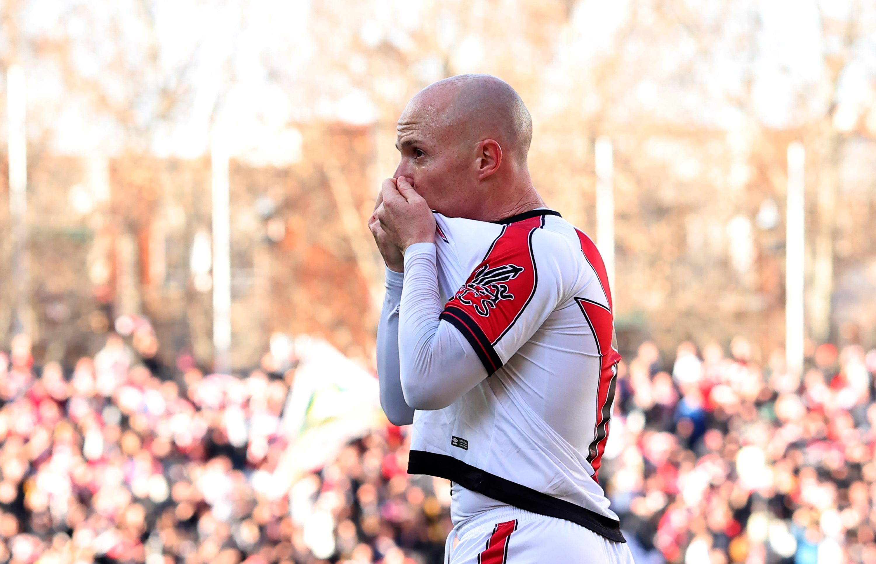 Penalti muy polémico da la victoria al Rayo: 'A las 8 no se pita esto'
