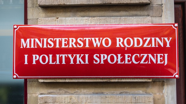 Tabliczka na jednym z budynków Ministerstwa Rodziny i Polityki Społecznej