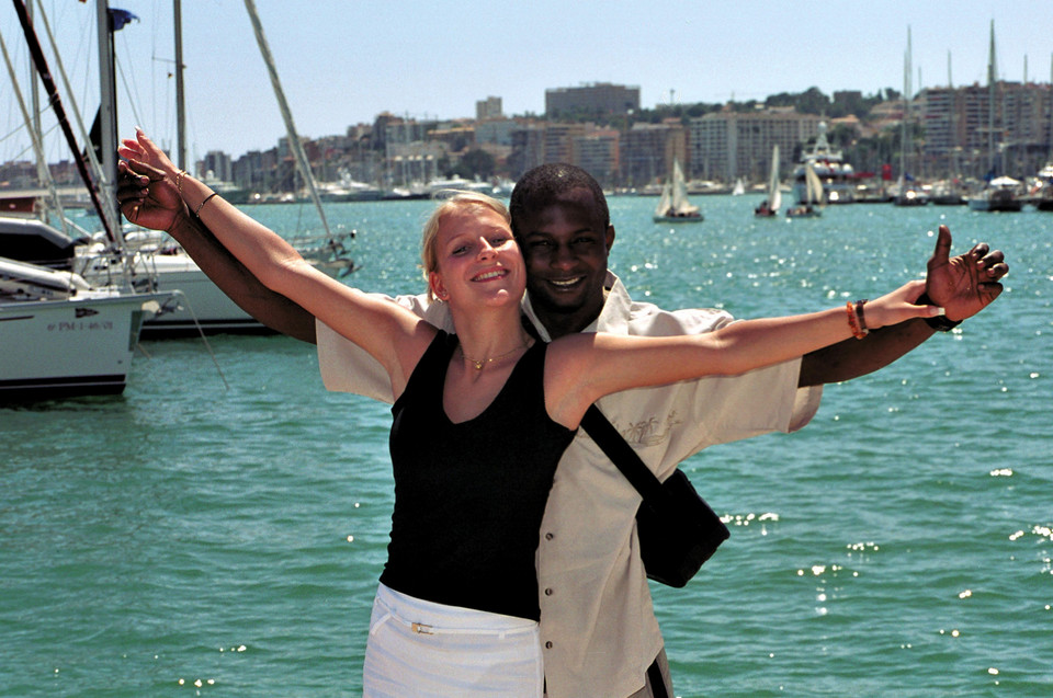 Emmanuel Olisadebe z żoną w 2001 roku
