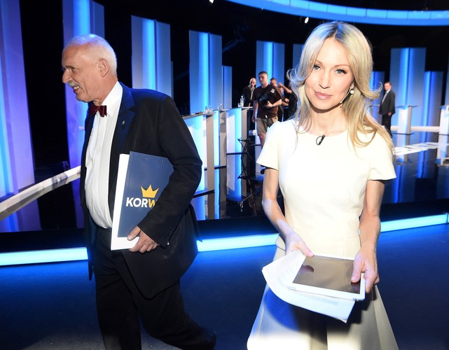 Kandydaci na urząd prezydenta Magdalena Ogórek i Janusz Korwin-Mikke po debacie prezydenckiej w studiu TVP w Warszawie